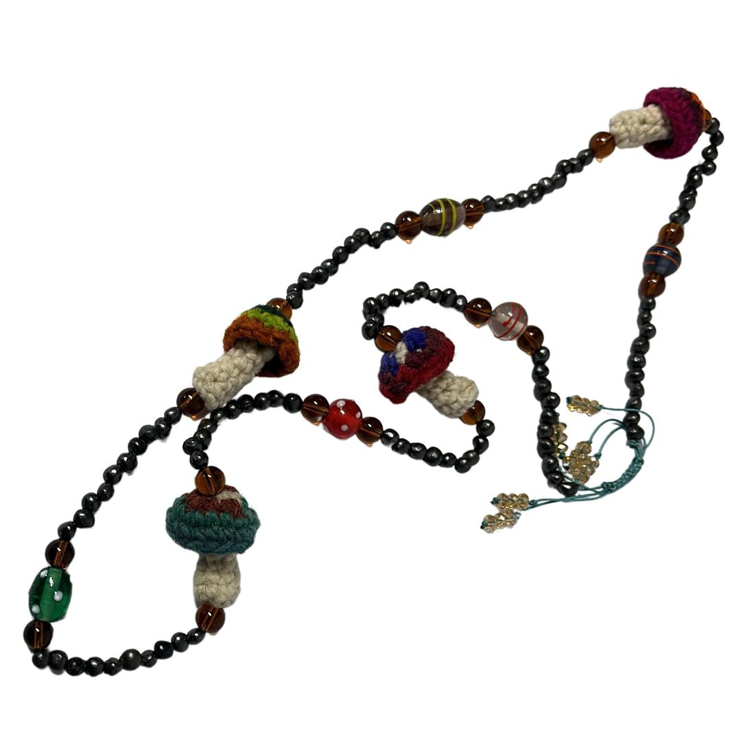 Collar de barro negro y hongos de crochet