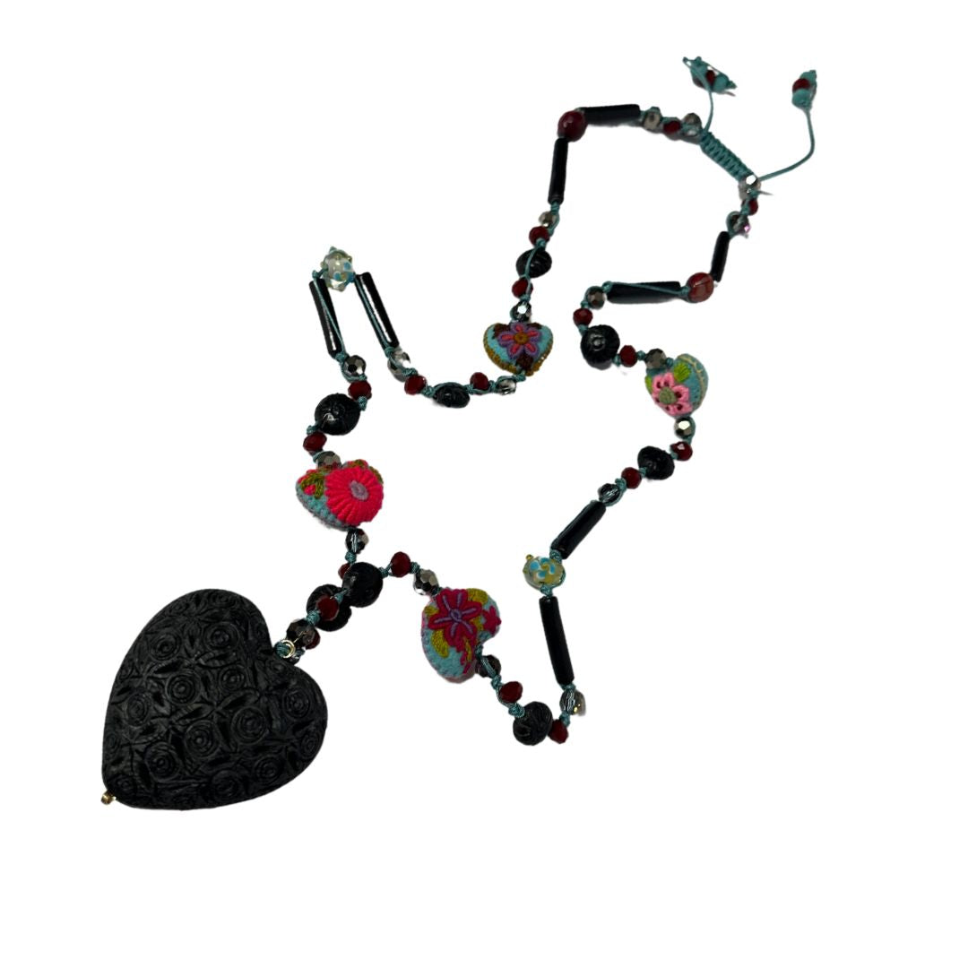 Collar de Corazón de Barro Negro con  Bordados de Rococo