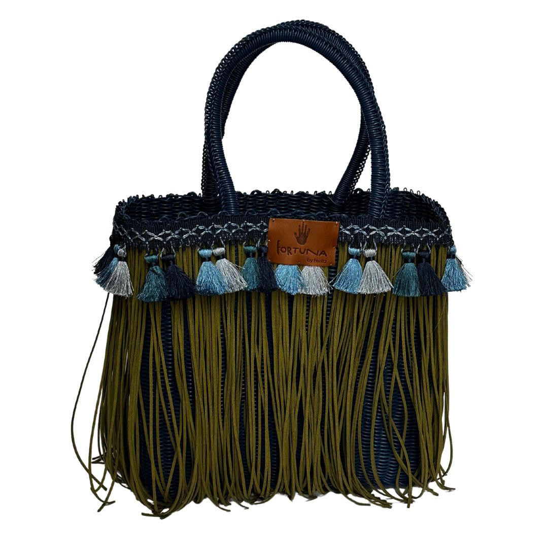 Bolsa Fringe Mediana color azul marino con flecos verdes y borlas plata, azules y cielo