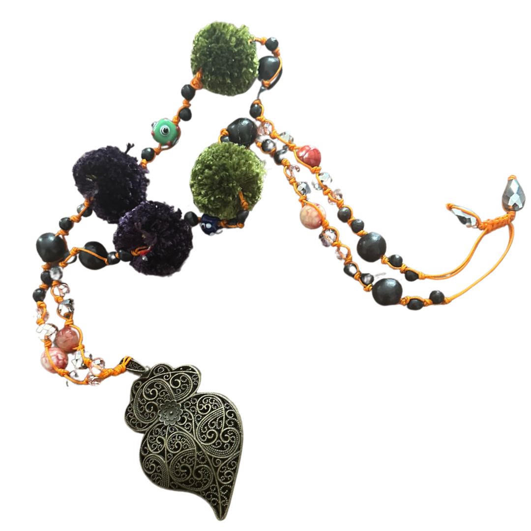 Collar Corazòn pompones Verde/ Morado 1