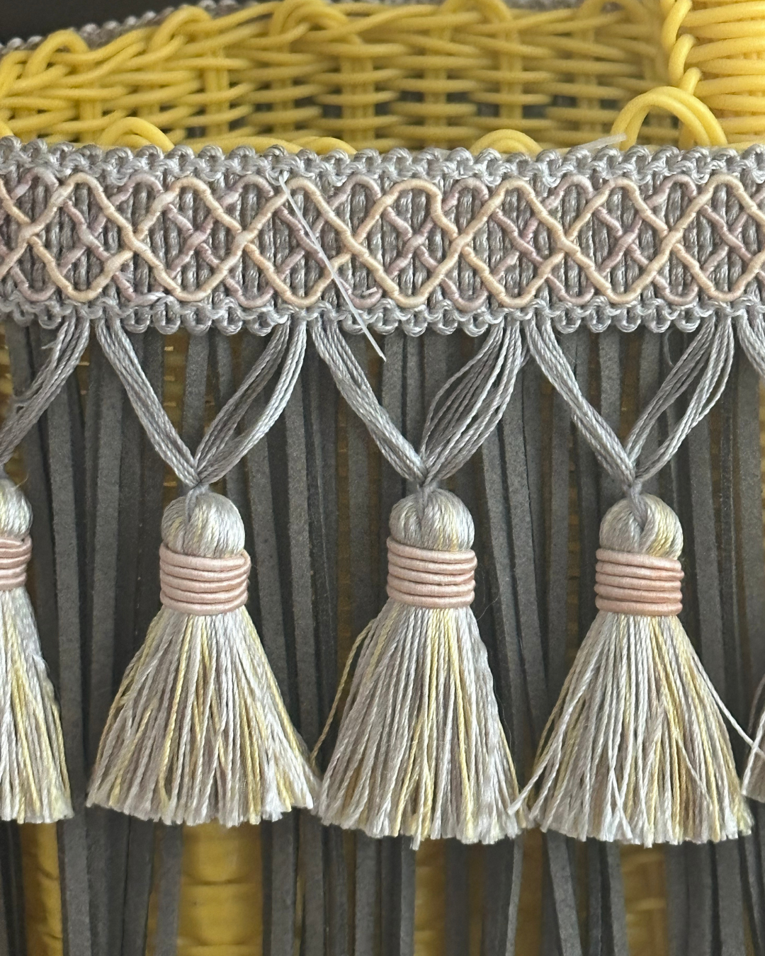 Bolsa Fringe Mediana Amarilla fFecos Grises Borlas Grises