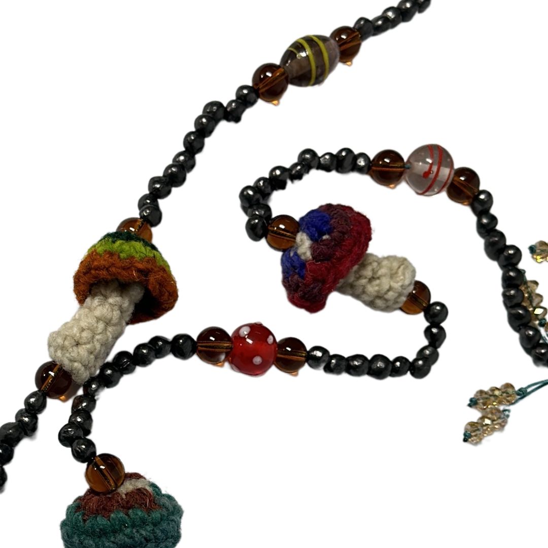 Collar de barro negro y hongos de crochet