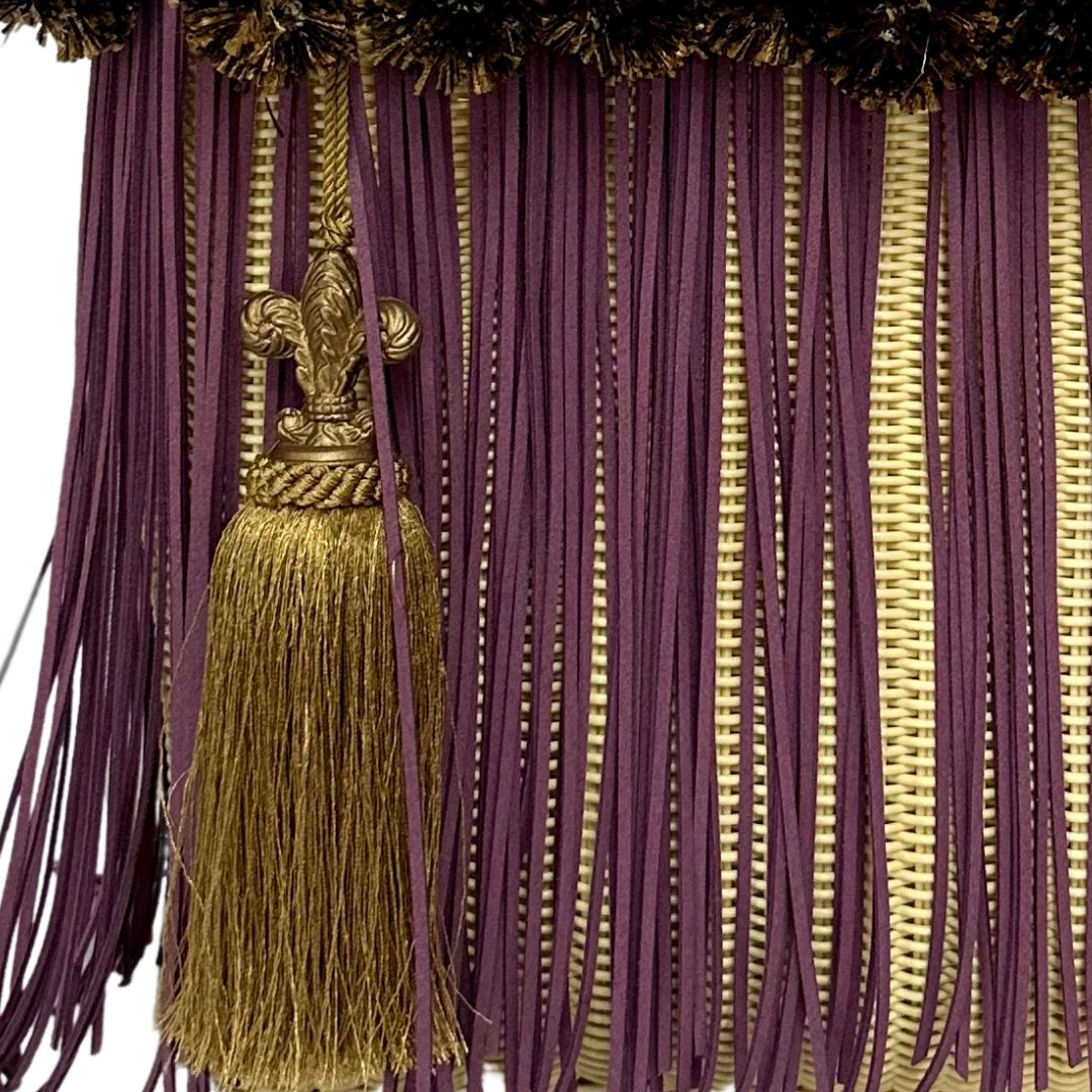Bolsa Fringe Maxi Edición Limitada color crema flecos color Lila y pompones.