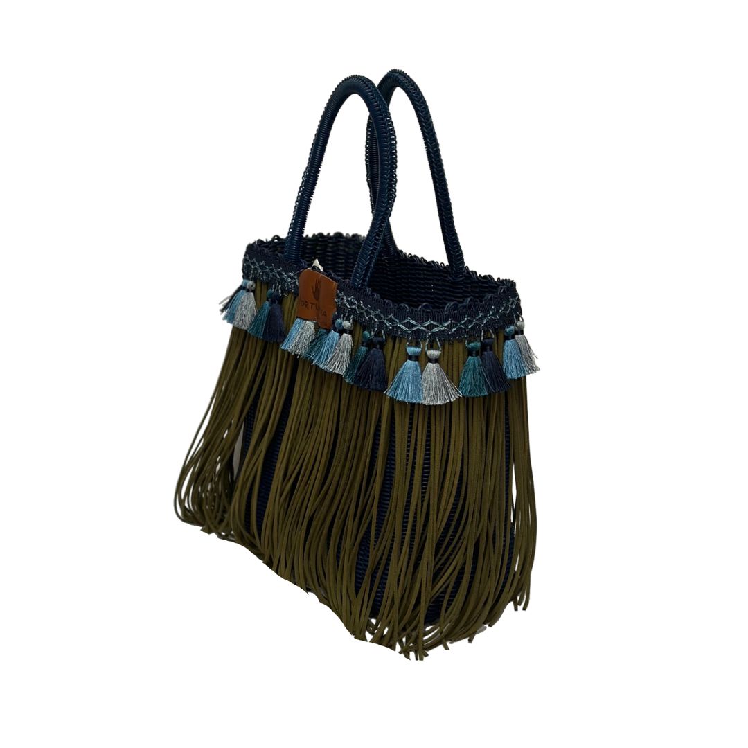 Bolsa Fringe Mediana color azul marino con flecos verdes y borlas plata, azules y cielo
