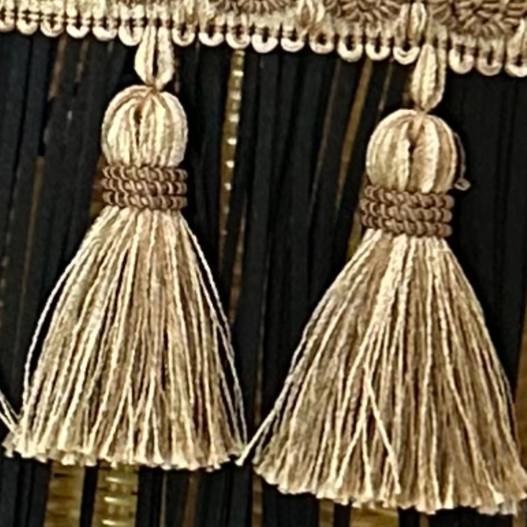 -Bolsa Fringe Maxi Edición Limitada color Dorado Flecos negros y borlas Beige