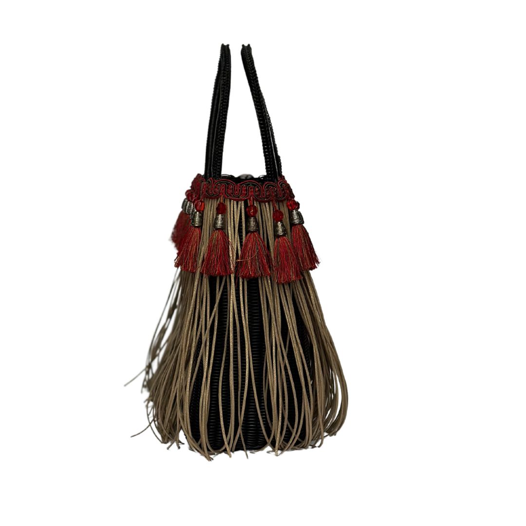 Bolsa Fringe Mediana color Negro con flecos beige y borlas color rojo