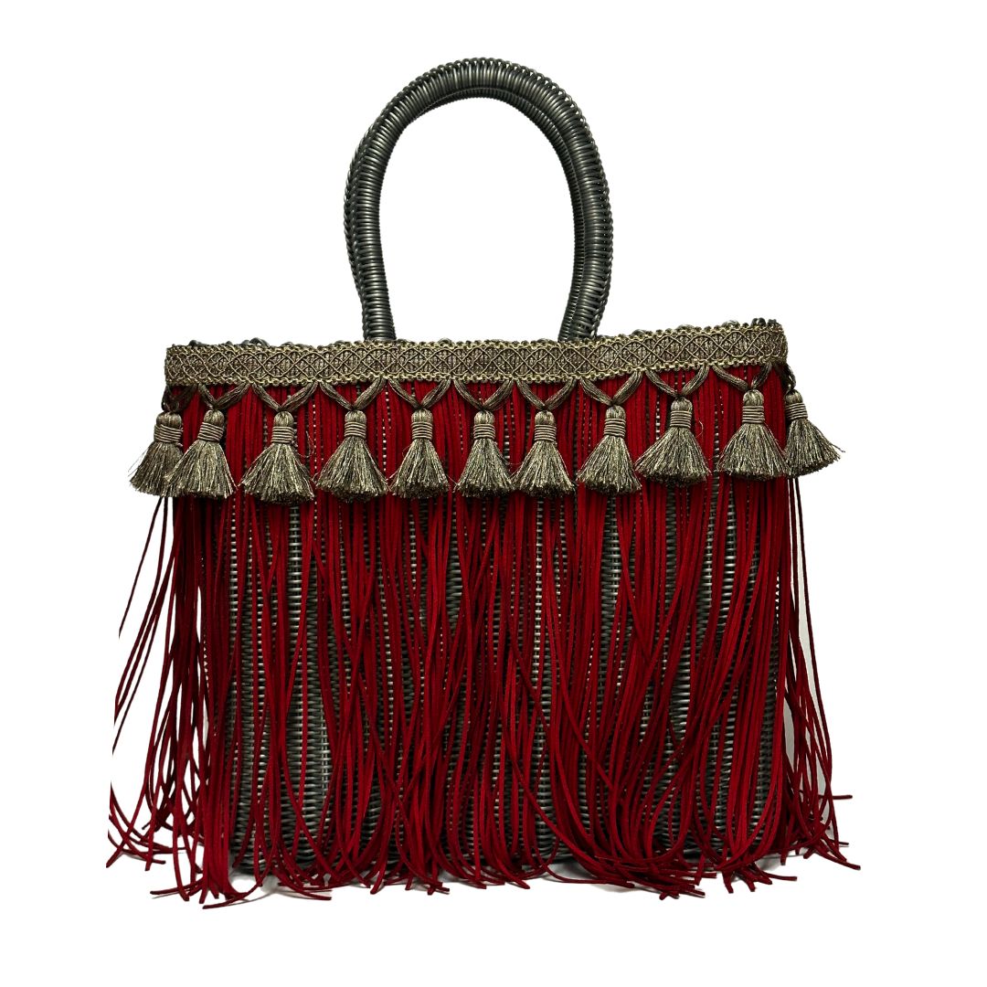 Bolsa Fringe Mediana color plata con flecos color rojo y borlas color plata