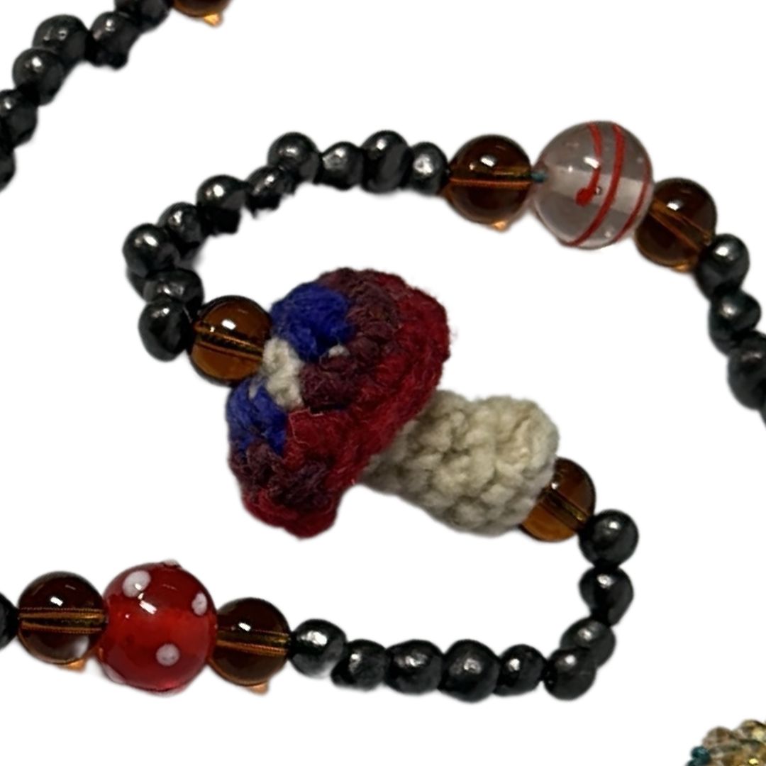 Collar de barro negro y hongos de crochet