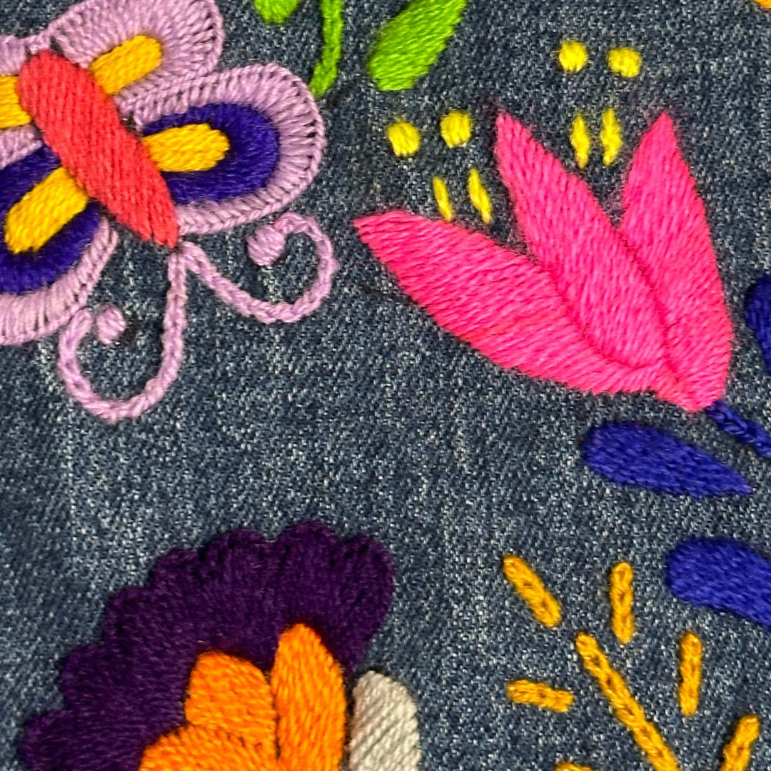 Chamarra de mezclilla de flores bordadas artesanalmente -EXTRA CHICA