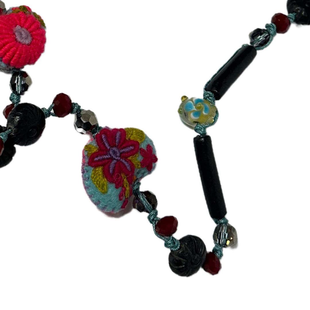 Collar de Corazón de Barro Negro con  Bordados de Rococo