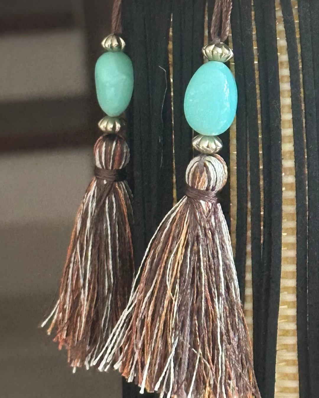 Bolsa Fringe Maxi Edición Limitada Crema Flecos Negros, Borlasr Cafe y Piedras Turquesas