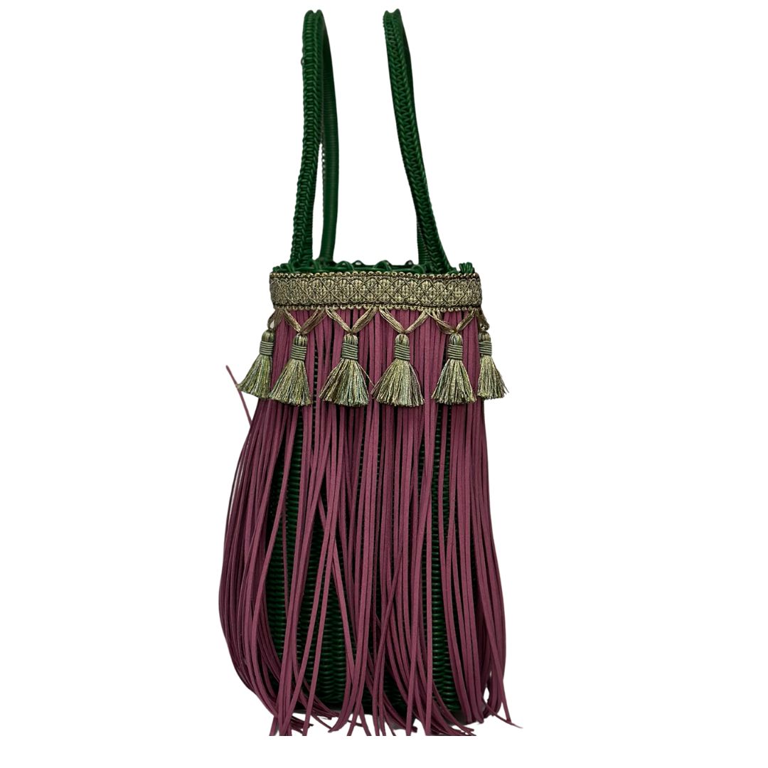 Bolsa Fringe Mediana color verde con flecos color morado y borlas color verde