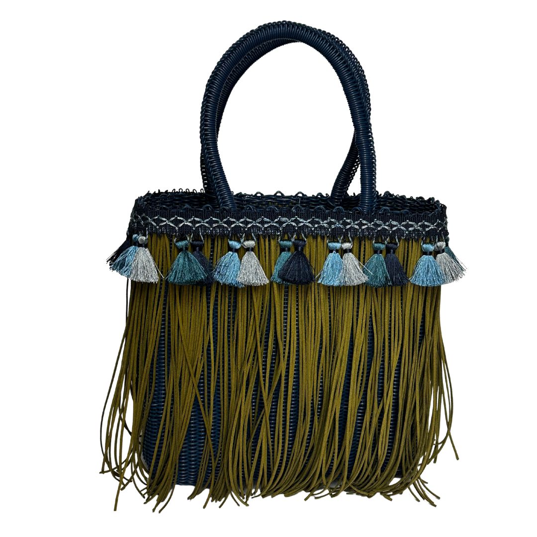 Bolsa Fringe Mediana color azul marino con flecos verdes y borlas plata, azules y cielo