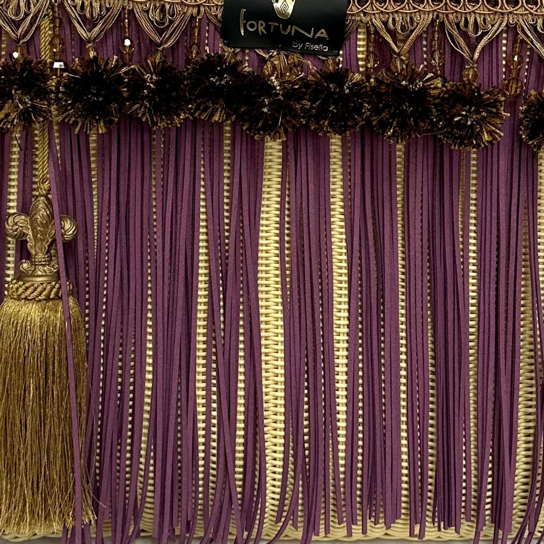 Bolsa Fringe Maxi Edición Limitada color crema flecos color Lila y pompones.