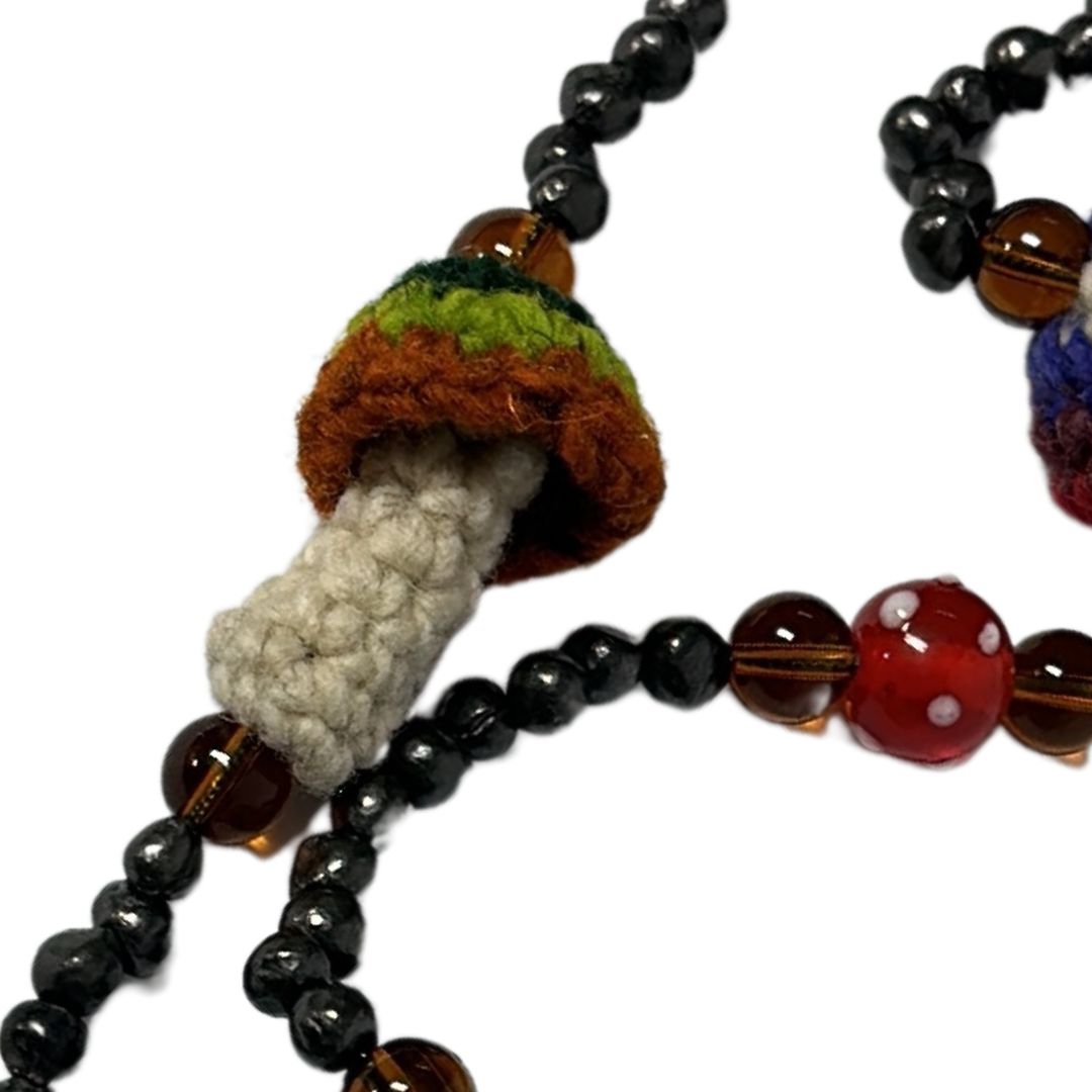 Collar de barro negro y hongos de crochet