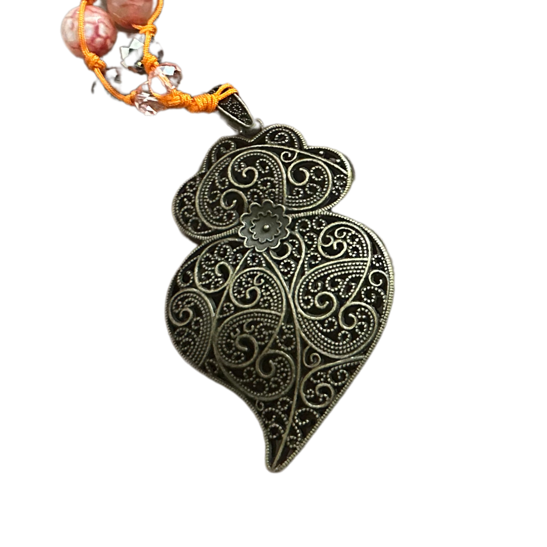 Collar Corazòn pompones Verde/ Morado 1