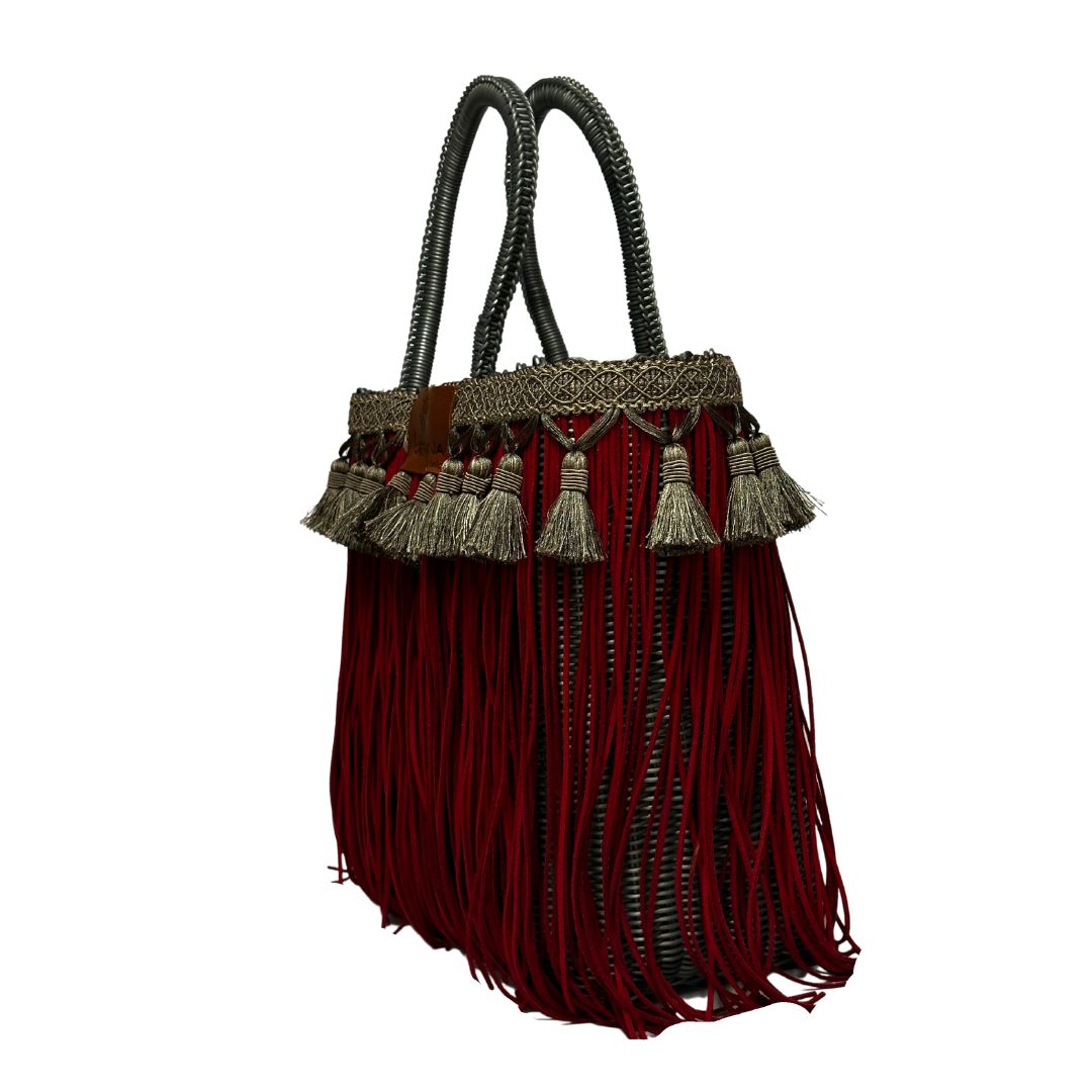 Bolsa Fringe Mediana color plata con flecos color rojo y borlas color plata