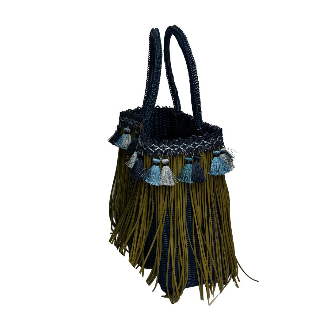 Bolsa Fringe Mediana color azul marino con flecos verdes y borlas plata, azules y cielo