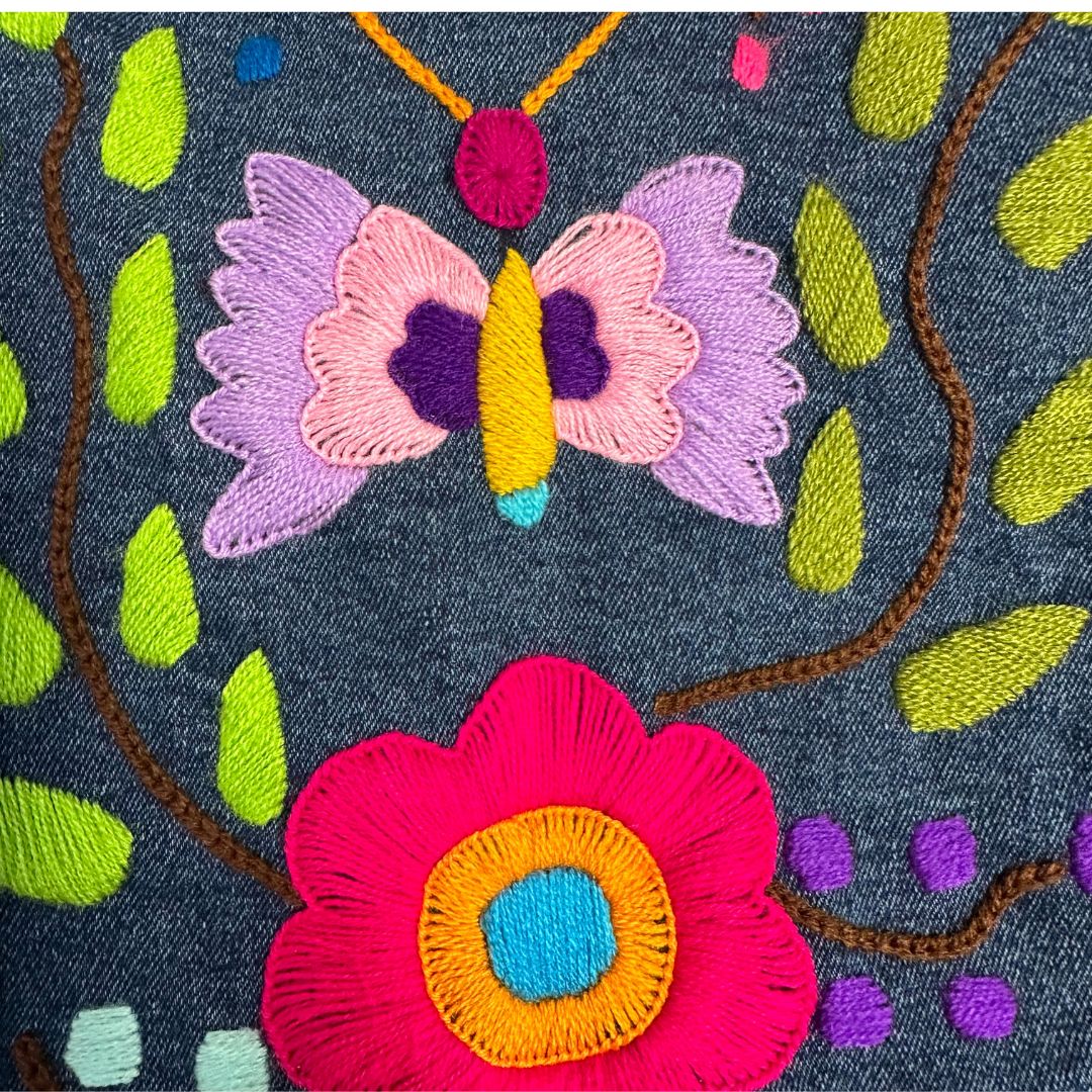 Chamarra de Mezclilla con Bordados de Flor y Mariposa Lila- CHICA