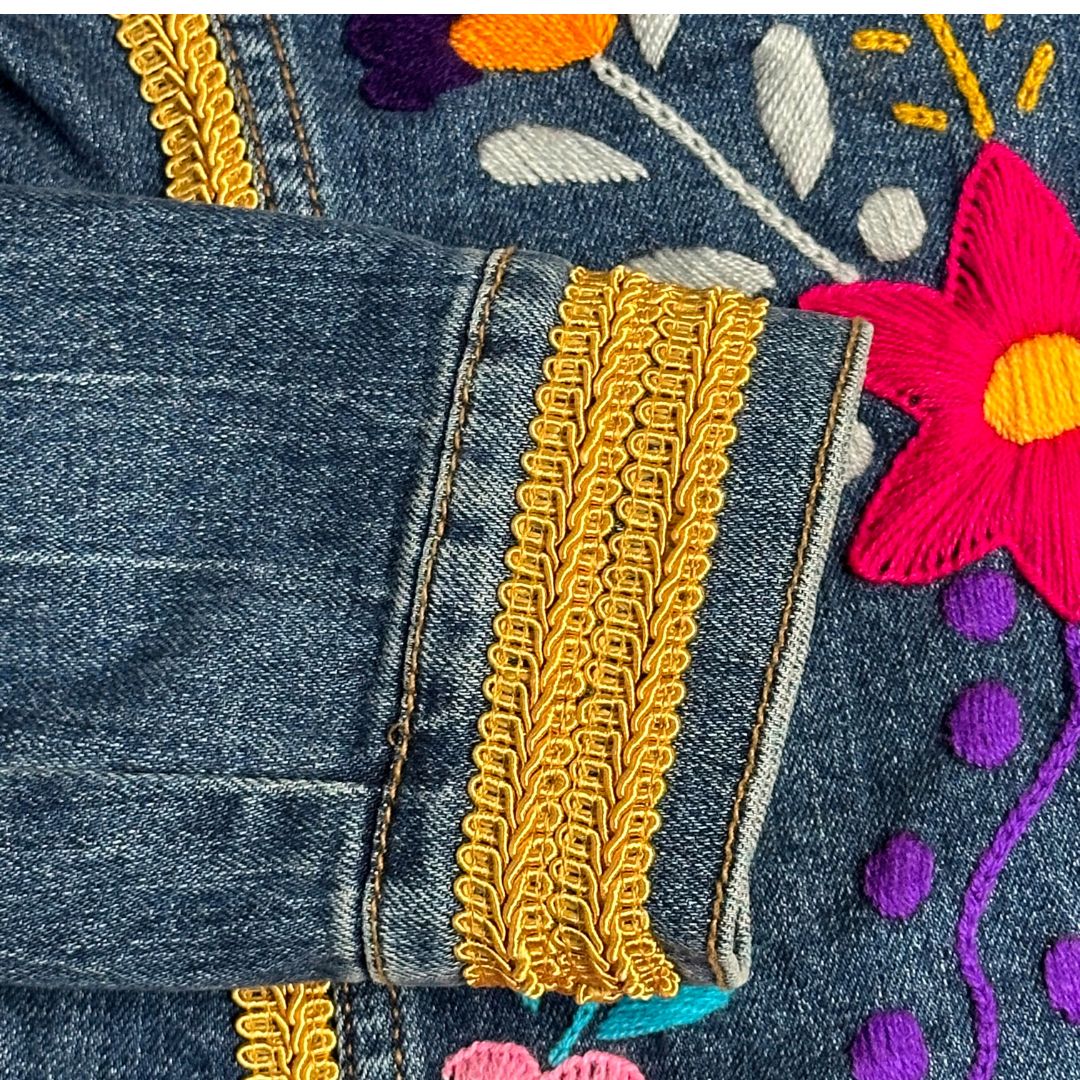 Chamarra de mezclilla de flores bordadas artesanalmente -EXTRA CHICA