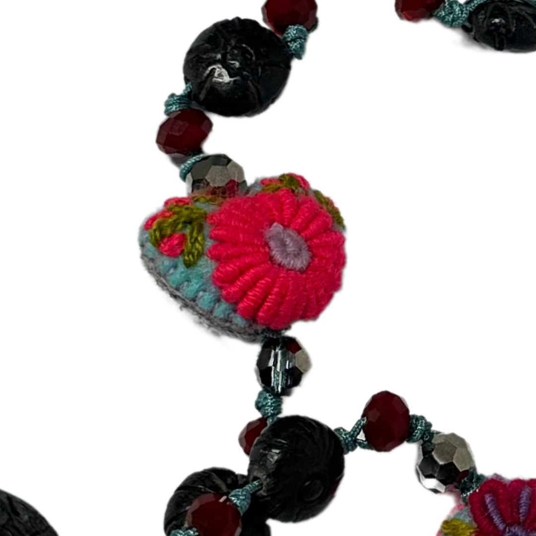 Collar de Corazón de Barro Negro con  Bordados de Rococo