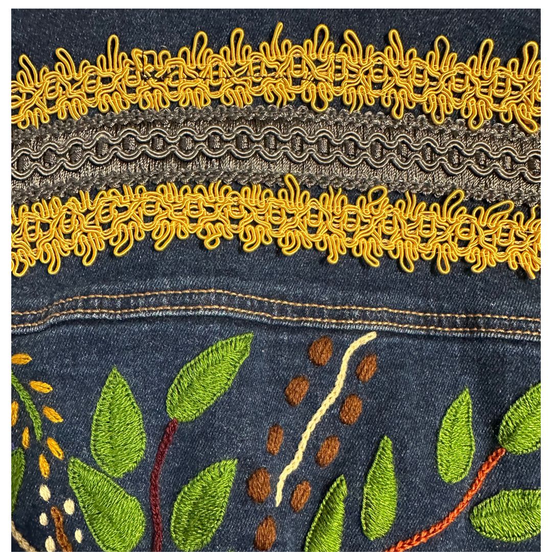 Chamarra de mezclilla azul diseño tres flores - EXTRA CHICA