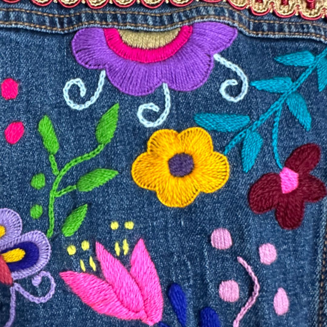 Chamarra de mezclilla de flores bordadas artesanalmente -EXTRA CHICA