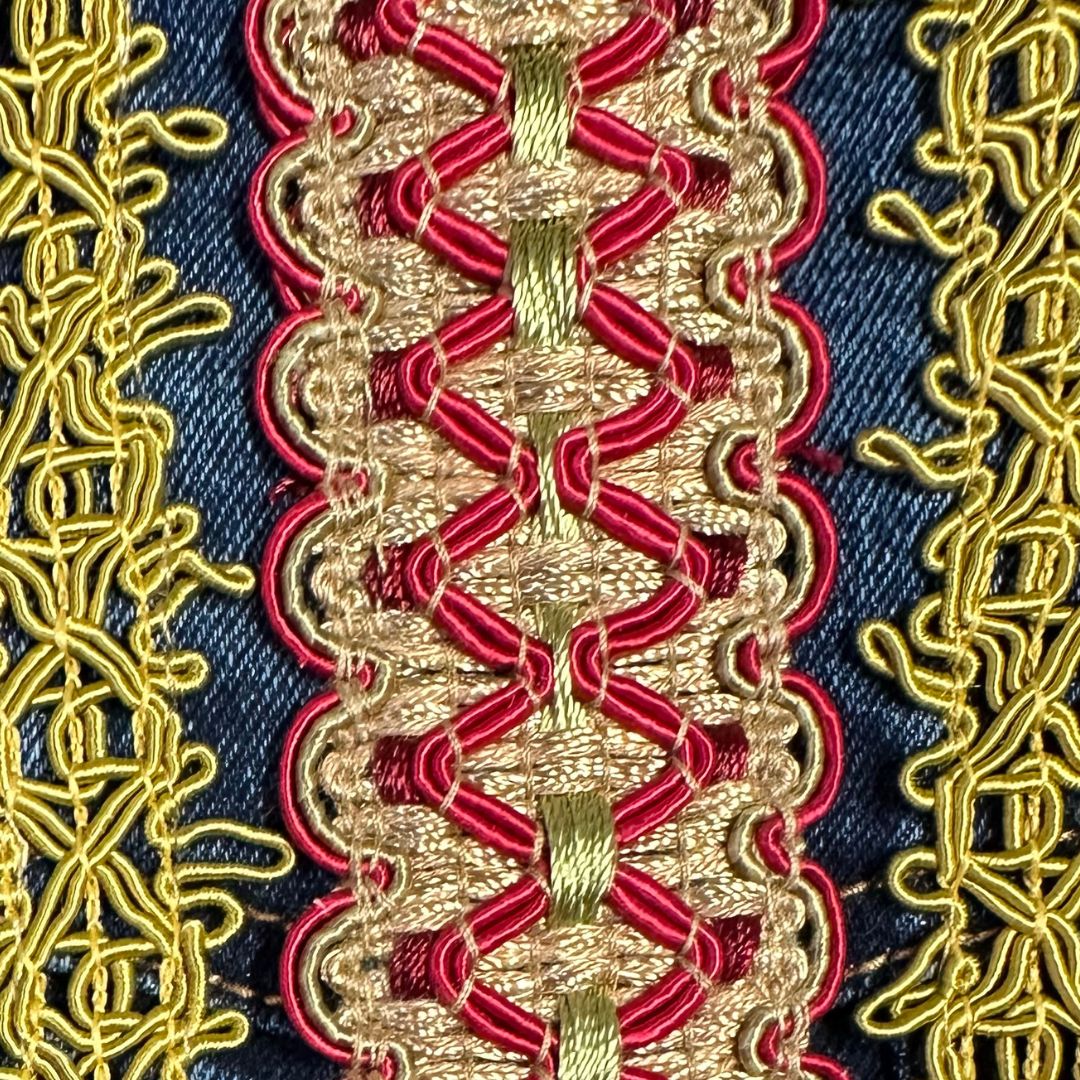Chamarra de Mezclilla con Bordados de Flor y Mariposa Lila- CHICA