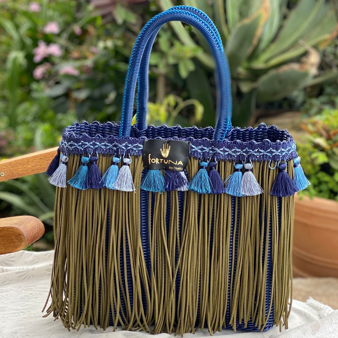 Bolsa Fringe Mediana color azul marino con flecos verdes y borlas plata, azules y cielo