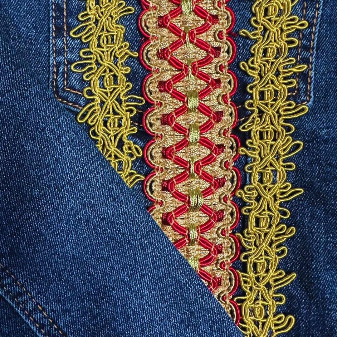 Chamarra de Mezclilla con Bordados de Flor y Mariposa Lila- CHICA