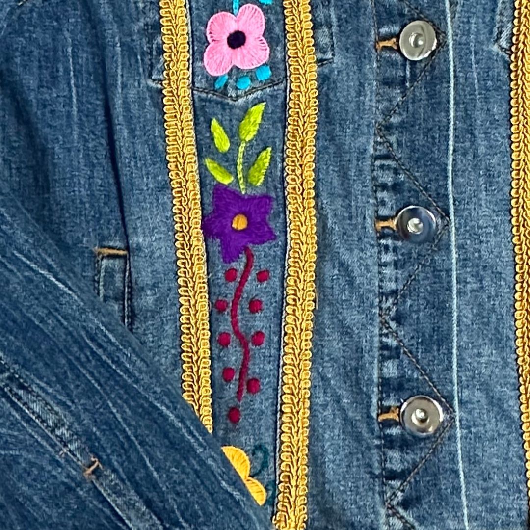 Chamarra de mezclilla de flores bordadas artesanalmente -EXTRA CHICA