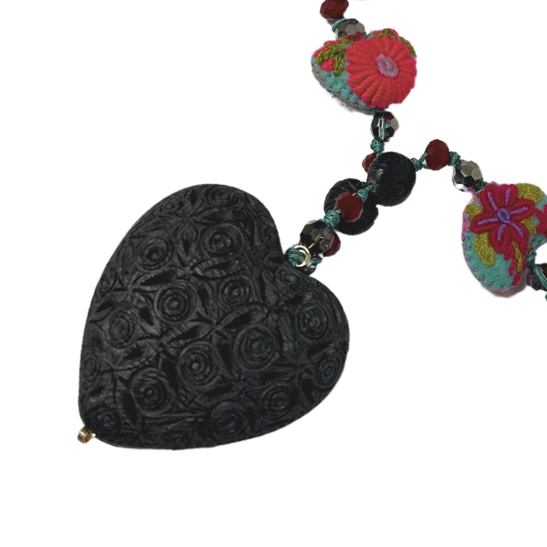 Collar de corazon de barron negro con corazones bordados