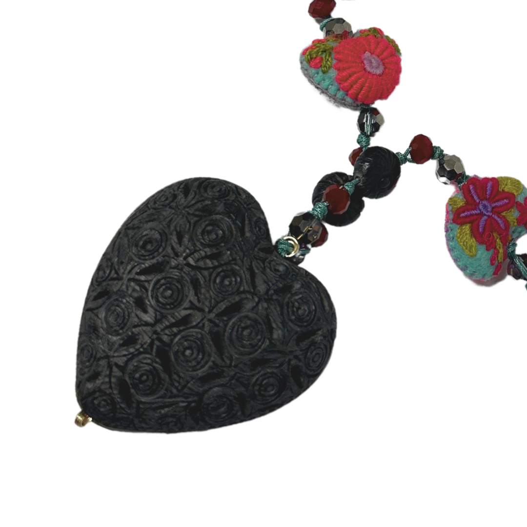 Collar de Corazón de Barro Negro con  Bordados de Rococo