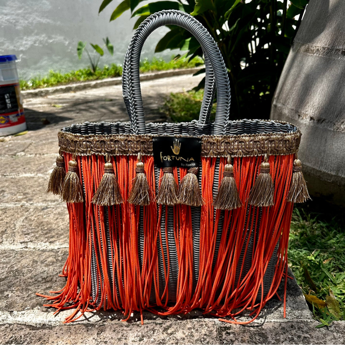 Bolsa Fringe Mediana Color Gris FLecos Naranjas Borlas Beige