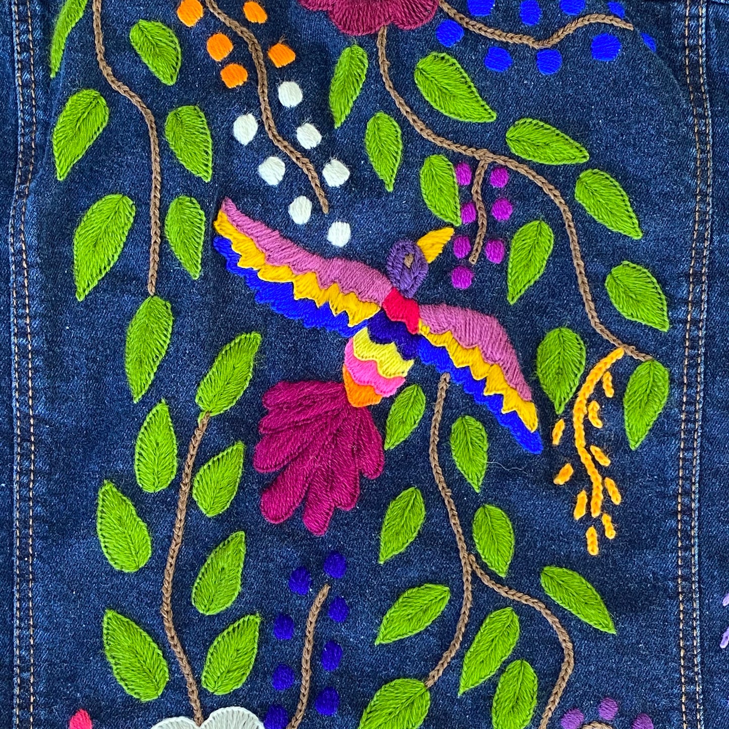 Chamarra Bordada a Mano Flores y Pájaro