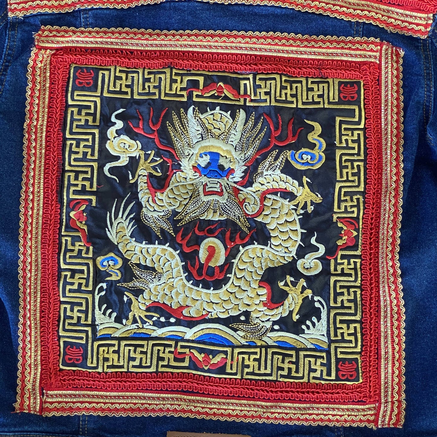 Chamarra de Mezclilla azul vivos rojos