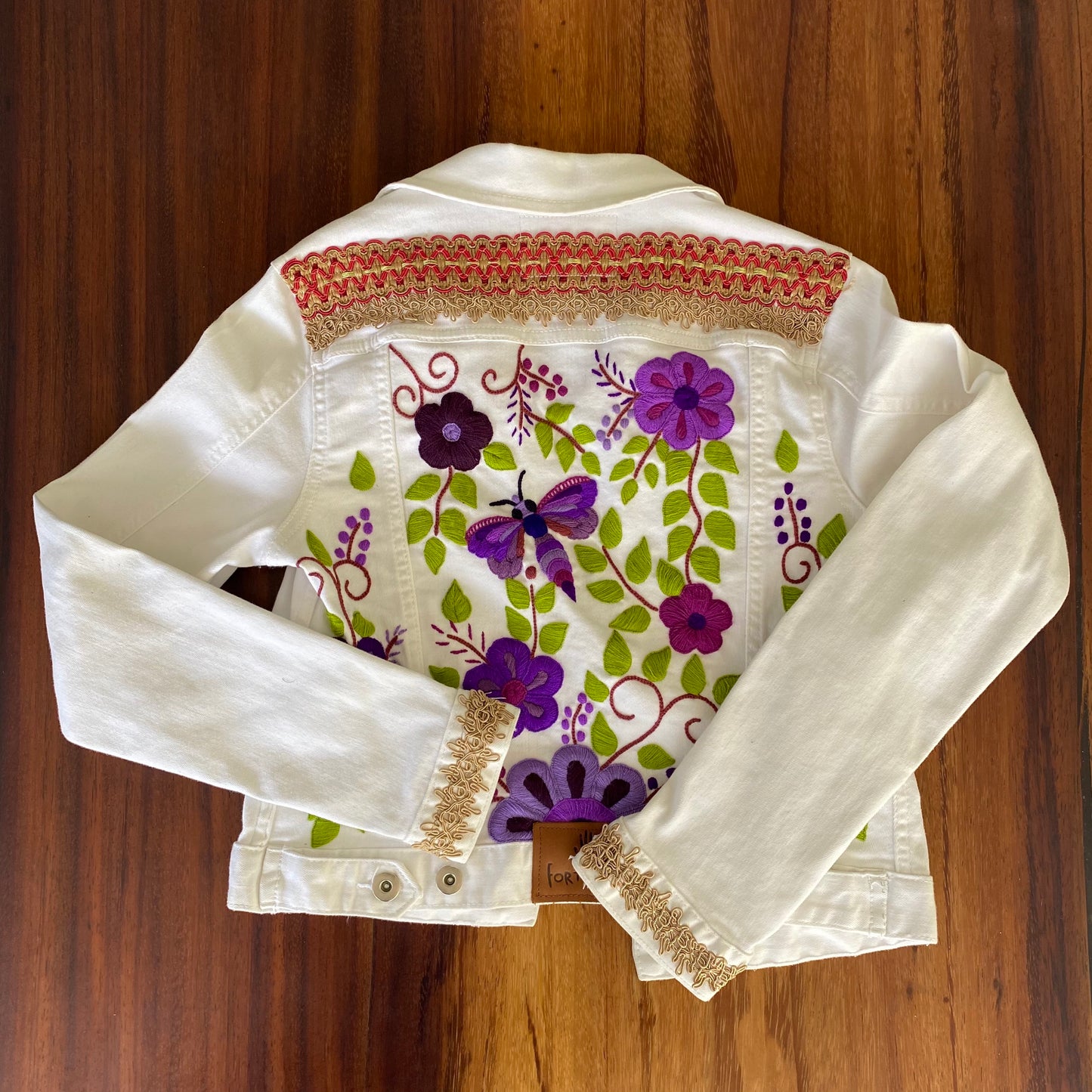 Chamarra Bordada a Mano Flores Talla XS