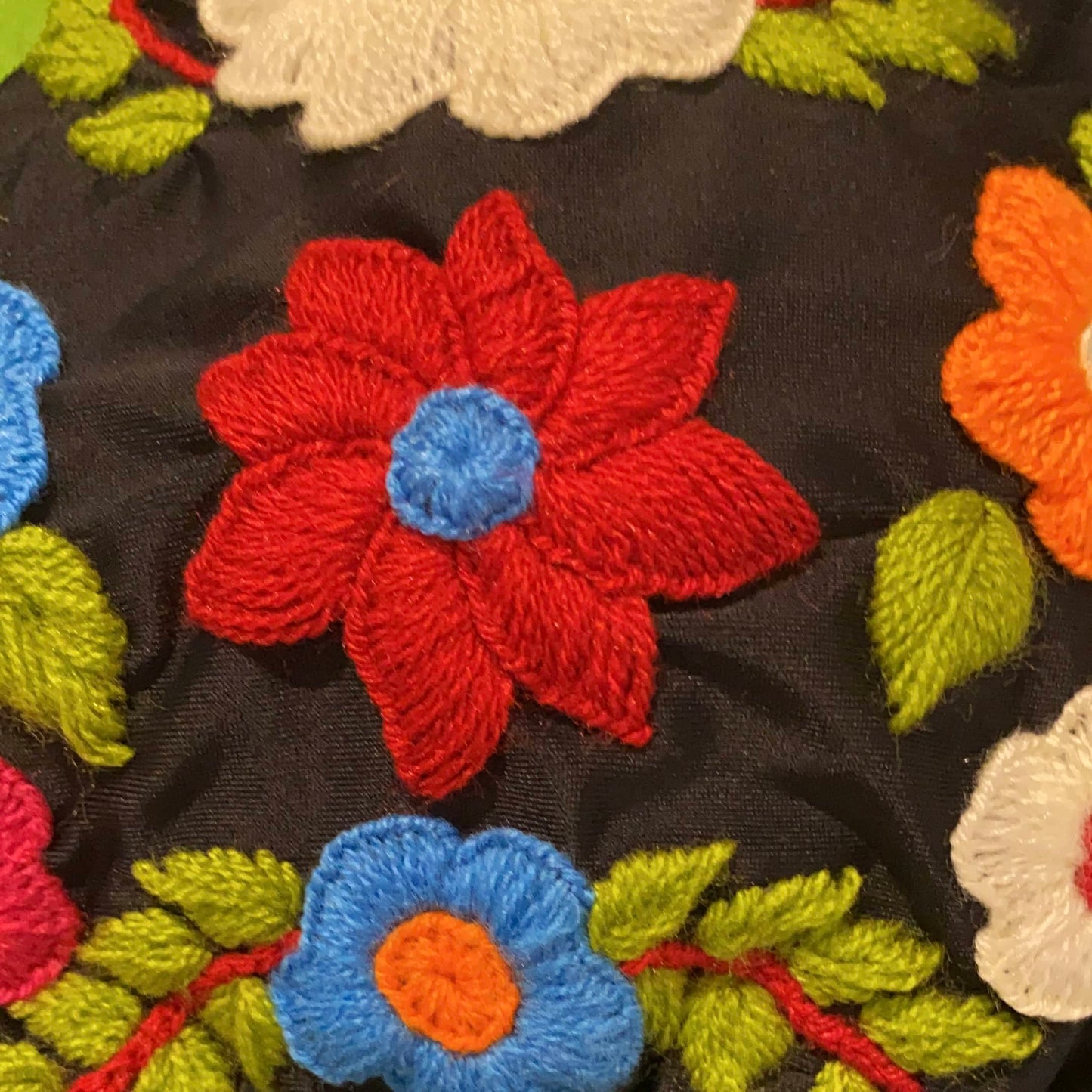 Traje de Baño Bordado dos piezas en Flores Blanco y en Color Negro
