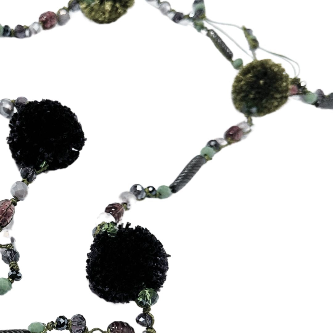 Collar de Barro negro Con Buho y cuentas de cristal checo y pompones verde morado
