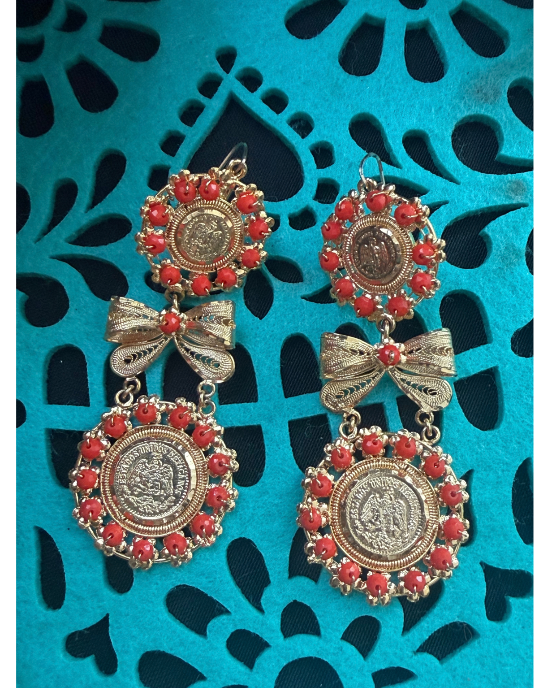 Aretes Monedas Mexicanas con Filigrana y Detalles Rojo Coral