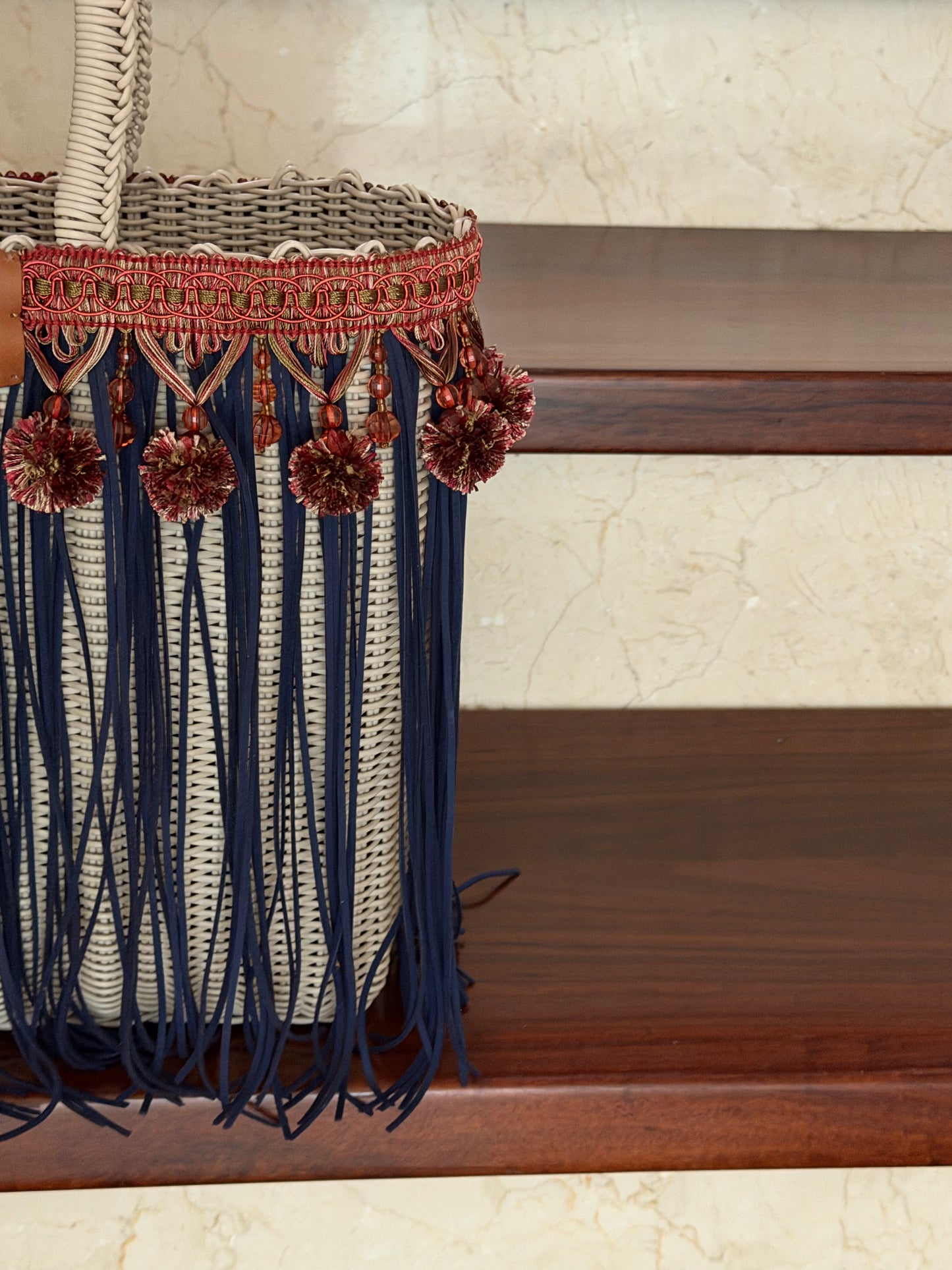 Bolsa Fringe Mediana  flecos Azules y Pompones / Fortuna by Fisella