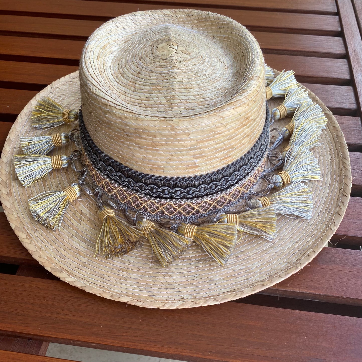 Sombrero Palma Toquilla y Borlas Grises