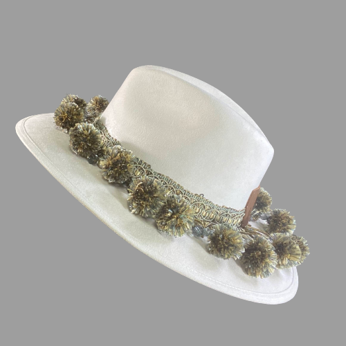 Sombrero blanco pompones verdes